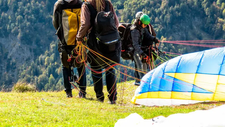 Imagen de unas personas prepar&aacute;ndose para volar en parapente. TIERRAS DE IRANZU