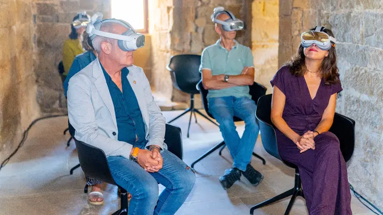 Varias personas prueban la nueva actividad de realidad virtual en el Palacio de Olite. CEDIDA