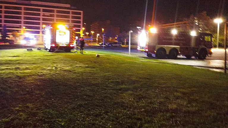 Los bomberos trabajan en un incendio declarado cerca de la cafeter&iacute;a de la UPNA. CEDIDA