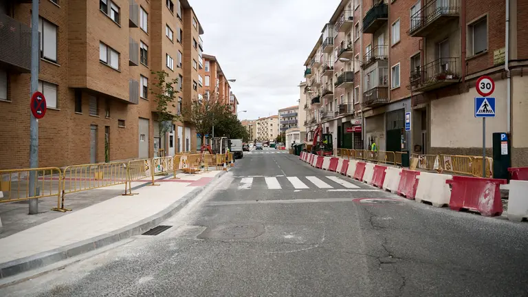 La Gerencia y la Comisi&oacute;n de Urbanismo visitan las obras de mejora de la caminabilidad que se est&aacute;n llevando a cabo en la calle Anso&aacute;in. PABLO LASAOSA