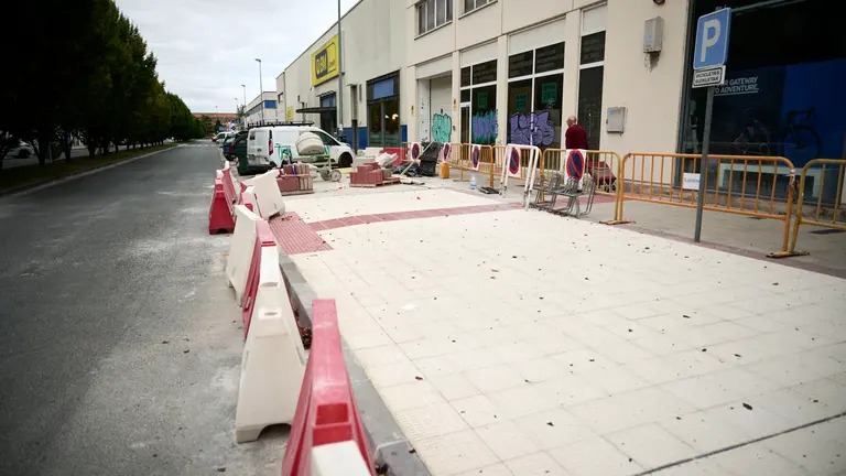 La Gerencia y la Comisi&oacute;n de Urbanismo visitan las obras de mejora de la caminabilidad que se est&aacute;n llevando a cabo en la calle Anso&aacute;in. PABLO LASAOSA