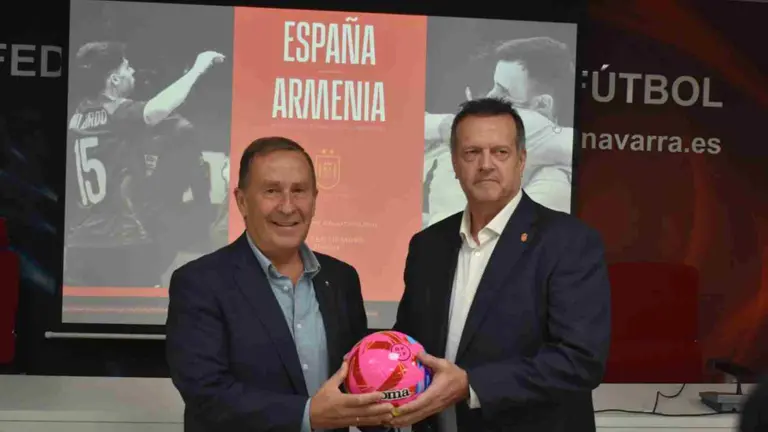 El presidente de la Federaci&oacute;n Navarra de F&uacute;tbol, Rafael del Amo y el seleccionador nacionald e F&uacute;tbol Sala, Jes&uacute;s Velasco. FNF