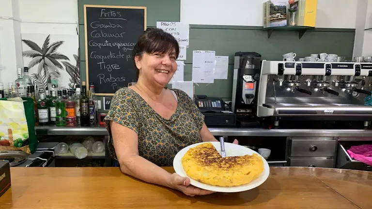 Helena Vicaria muestra una de sus tortillas de patata casera en el Café de Lucía. Navarra.com