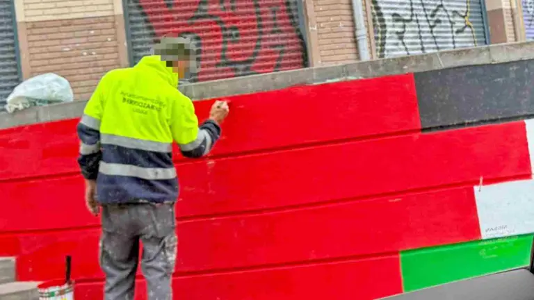 Un trabajador municipal de Berriozar pintando la bandera de Palestina en una de las calles de la localidad. PPN
