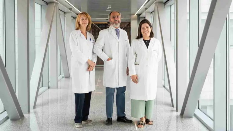 La Dra. Margarita S&aacute;nchez del R&iacute;o, especialista del Departamento de Neurolog&iacute;a, y los doctores Nicol&aacute;s P&eacute;rez y Melissa Blanco, especialistas del Departamento de Otorrinolaringolog&iacute;a de la Cl&iacute;nica Universidad de Navarra. CUN