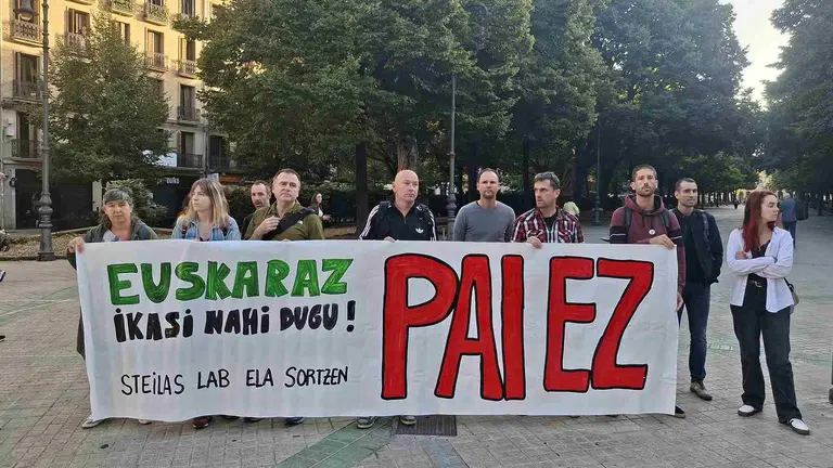 Concentraci&oacute;n de los sindicatos Steilas, LAB, ELA y Sortzen en contra del PAI y para reclamar el derecho a estudiar en modelo D.
EUROPA PRESS
