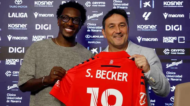 El delantero de Surinam Sheraldo Bekcer junto con el director deportivo de Osasuna Braulio V&aacute;zquez ha sido presentado este jueves como nuevo jugador rojillo. EFE/ Jes&uacute;s Diges