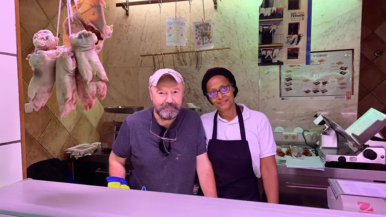 Jesús Ainzía y María Jaramillo en su carnicería del mercado del Ensanche. Navarra.com