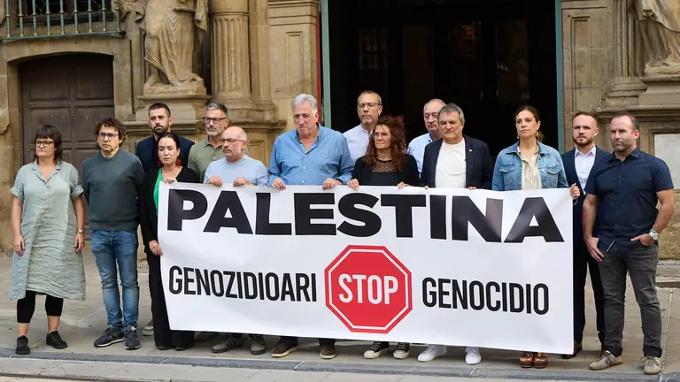 Concentracion de los grupos municipales del Ayuntamiento de Pamplona para condenar el genocidio de Israel en Palestina, con la ausencia UPN y PP. NAVARRA.COM