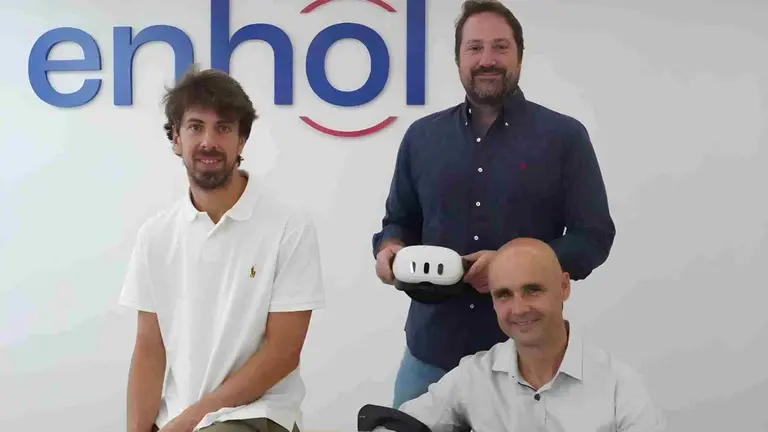 Diego Oliver Gimeno y Gonzalo Oliver directores generales mancomunados de Grupo Enhol y Adolfo Llorente, CEO de SkyDream Studios. ENHOL