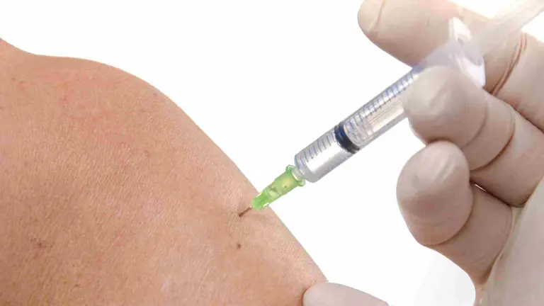 Inyecci&oacute;n de una vacuna a una persona en el Servicio Navarro de Salud. GOBIERNO DE NAVARRA