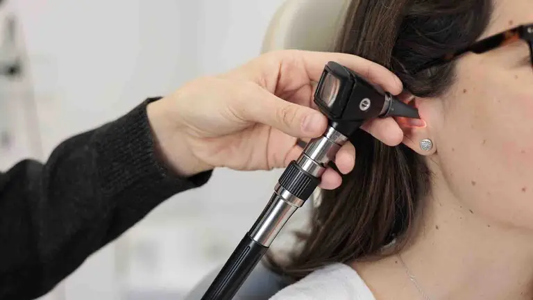 Cuando el ac&uacute;feno se debe a una patolog&iacute;a concreta del o&iacute;do interno, tratar esa enfermedad puede hacer que el pitido desaparezca.