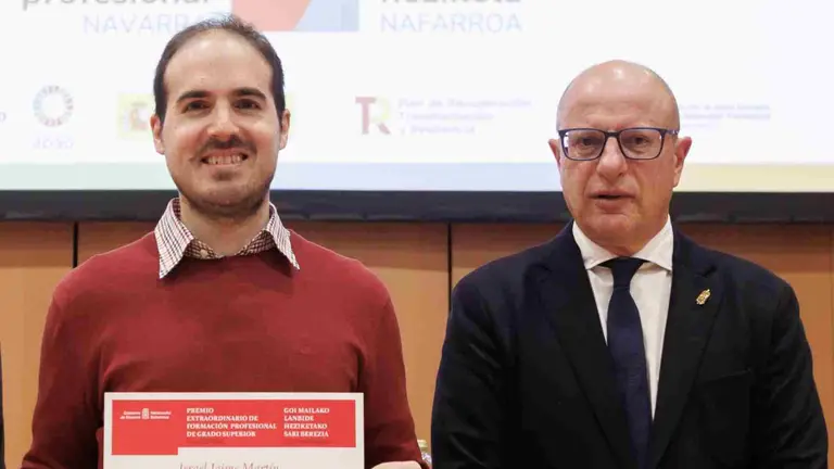 Israel Jaime Mart&iacute;n (i), Premio Nacional de Formaci&oacute;n Profesional de Grado Superior, junto al consejero de Educaci&oacute;n del Gobierno de Navarra, Carlos Gimeno. GOBIERNO DE NAVARRA