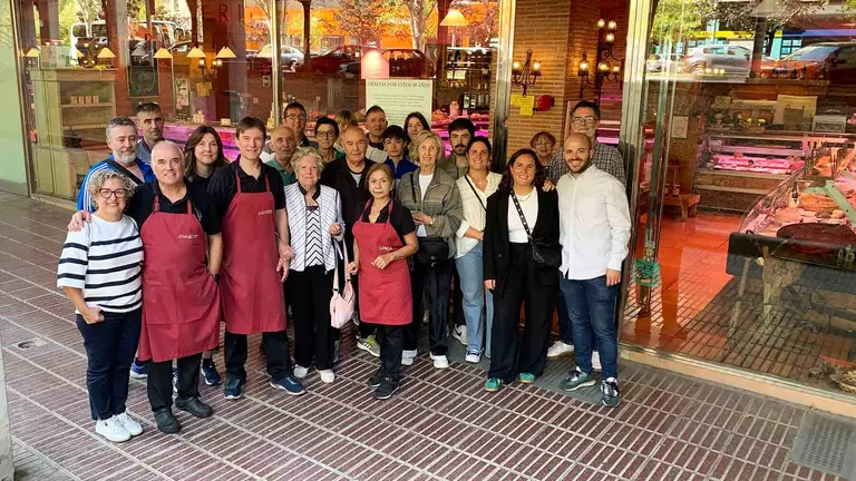 Foto de grupo en la despedida de la carnicería Ariztia en pamplona. Navarra.com