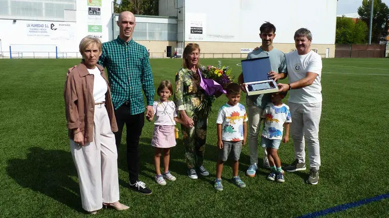La familia de Javier Pelegrín recibe el homenaje de la sección de fútbol de Oberena. Navarra.com