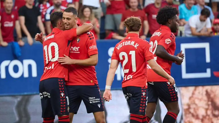 Los jugadores de Osasuna celebran el gol de Raúl García (1-0) durante el partido de La Liga EA Sports entre CA Osasuna y Rayo Vallecano disputado en el estadio de El Sadar en Pamplona. IÑIGO ALZUGARAY