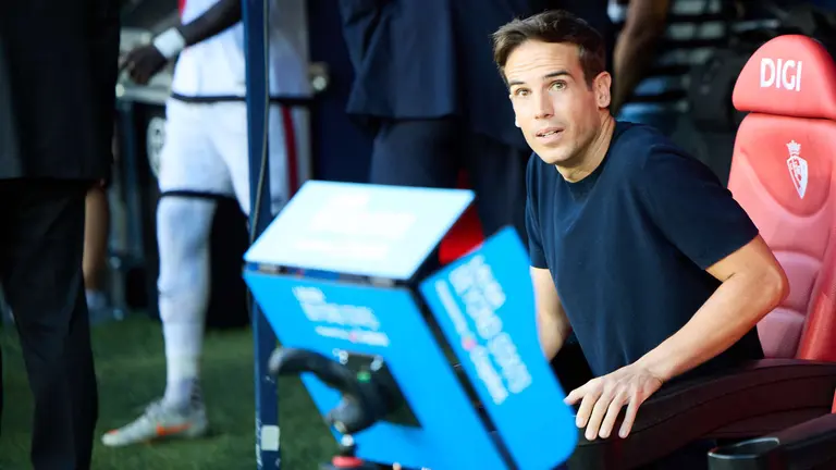 I&ntilde;igo P&eacute;rez (entrenador Rayo Vallecano) durante el partido de La Liga EA Sports entre CA Osasuna y Rayo Vallecano disputado en el estadio de El Sadar en Pamplona. I&Ntilde;IGO ALZUGARAY