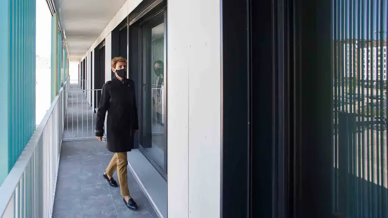 Visita de la Presidenta Mar&iacute;a Chivite y el vicepresidente Aierdi a viviendas VPO de Erripaga&ntilde;a. CEDIDA