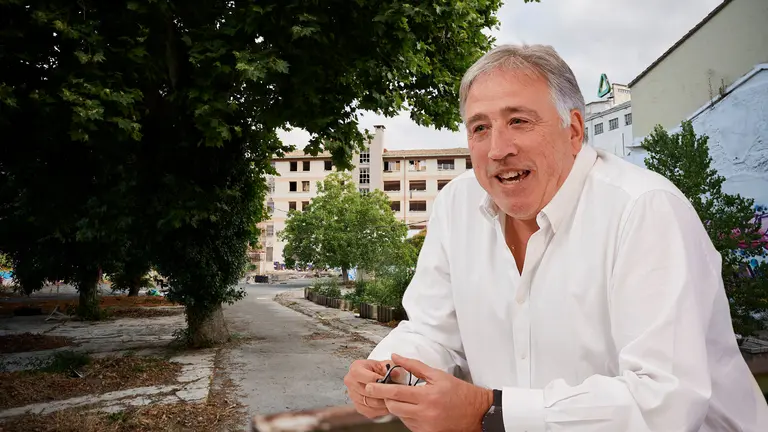 Fotomontaje con una imagen del alcalde de Pamplona, Joseba Asir&oacute;n, sobre una vista de la antigua ikastola Jaso. NAVARRA.COM
