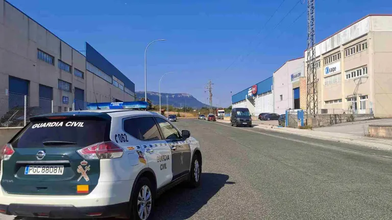 Un coche de la Guardia Civil en el pol&iacute;gono de Olazagut&iacute;a. GUARDIA CIVIL DE NAVARRA