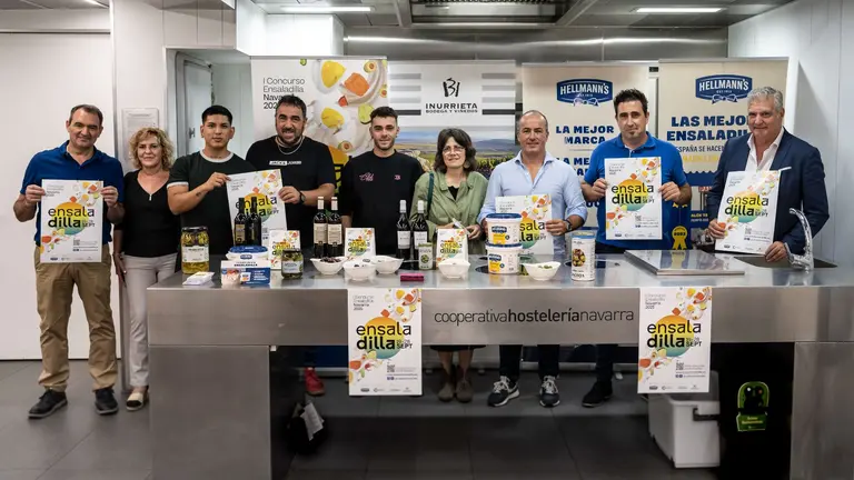 De izq a dcha: Santiago Enciso, pte
de Cooperativa de Hosteleria, los hosteleros  Marife, May y AAron del California, Bernardo de La Barra del Coloso, Gemma de La Droguer&iacute;a, y
Kateto Ezkurdia de Bodegas Inurrieta, Jon Ramiro de Hellmann&acute;s y Jos&eacute;
Luis Melero de Maestros Aceituneros. CEDIDA