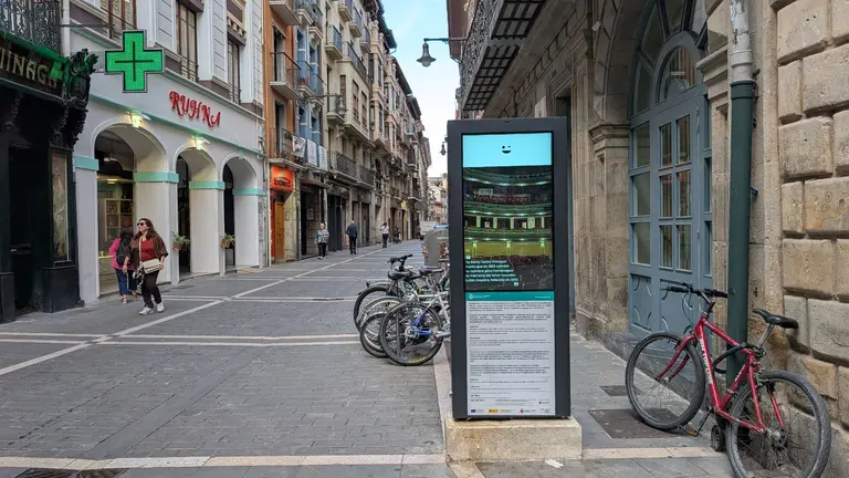 Imagen de archivo de un mupi digital en Pamplona. AYUNTAMIENTO DE PAMPLONA