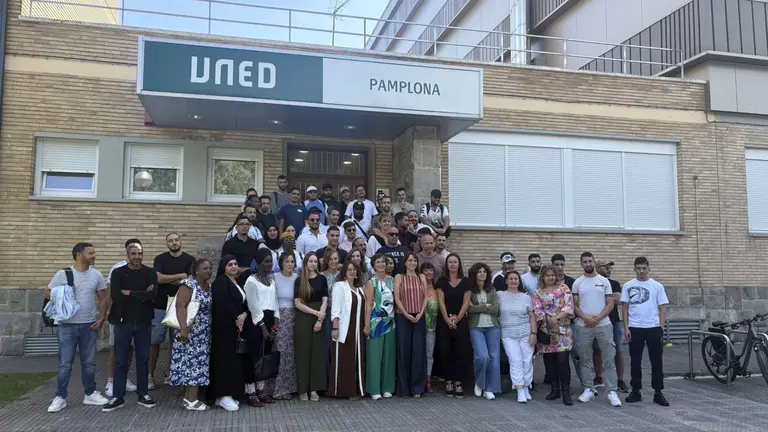 Foto de familia de los participantes en el V Curso para la mejora de competencias en poblaci&oacute;n migrante. UNED PAMPLONA