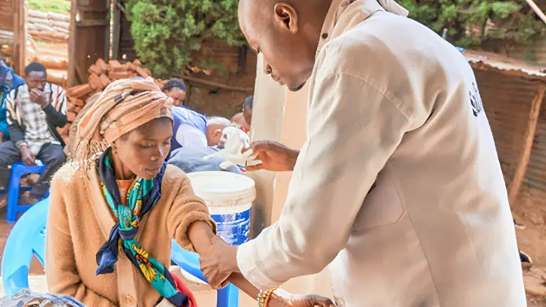 Imagen de un m&eacute;dico atendiendo a una mujer congole&ntilde;a. CEDIDA