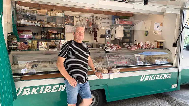 El navarro José Adolfo Urquijo en su carnicería ambulante Urkirena. Navarra.com