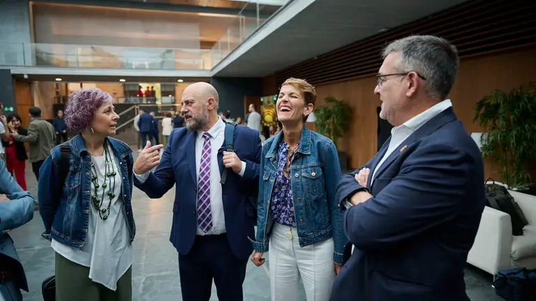 La consejera de Cultura, Rebeca Esnaola, el consejero de Econom&iacute;a y Hacienda, Jos&eacute; Luis Arasti, l presidenta del Gobierno, Mar&iacute;a Chivite, y el consejero de Universidad, Juan Luis Garc&iacute;a, minutos antes del comienzo del Pleno del Parlamento. PABLO LASAOSA.
