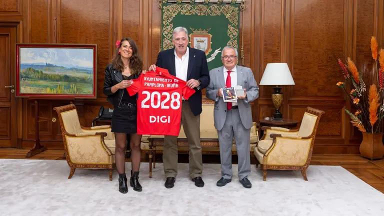 El alcalde de Pamplona, Joseba Asiron (c), la concejala delegada de Deporte, Madier Beloki, y el presidente del Club Atl&eacute;tico Osasuna, Luis Sabalza, en un encuentro con motivo de la renovaci&oacute;n del contrato de patrocinio por tres temporadas.
AYUNTAMIENTO DE PAMPLONA