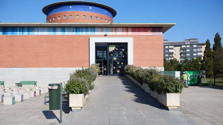 Estado del Planetario de Pamplona tras el incendio del pasado mes de enero y en cuyo interior han comenzado las tareas de desescombro en la Sala Tornamira, la m&aacute;s afectada por el fuego. I&Ntilde;IGO ALZUGARAY