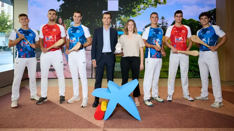 En el centro de la foto, est&aacute;n Jos&eacute; Antonio Lahoz, CaixaBank, y Andrea Lusarreta, FNPV, con los pelotaris. FNPV