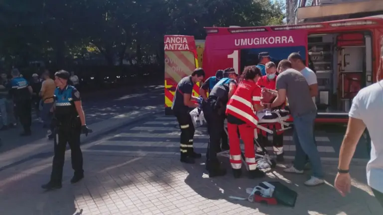 Imagen de los sanitarios atendiendo al magrebi&eacute; implicado en la pelea. VOX NAVARRA