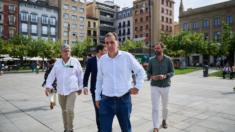 El portavoz nacional de VOX en asuntos de Interior, Seguridad e Inmigraci&oacute;n, Samuel V&aacute;zquez, hace declaraciones a los medios de comunicaci&oacute;n en la Plaza del Castillo. PABLO LASAOSA