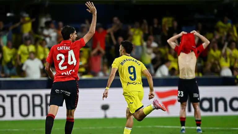 El delantero francés del Villarreal Georges Mikautadze (c) celebra su gol, durante el partido de la jornada 5 de LaLiga EA Sports que disputan el Villarreal y el Osasuna este sábado en el estadio de La Cerámica. EFE/Andreu Esteban