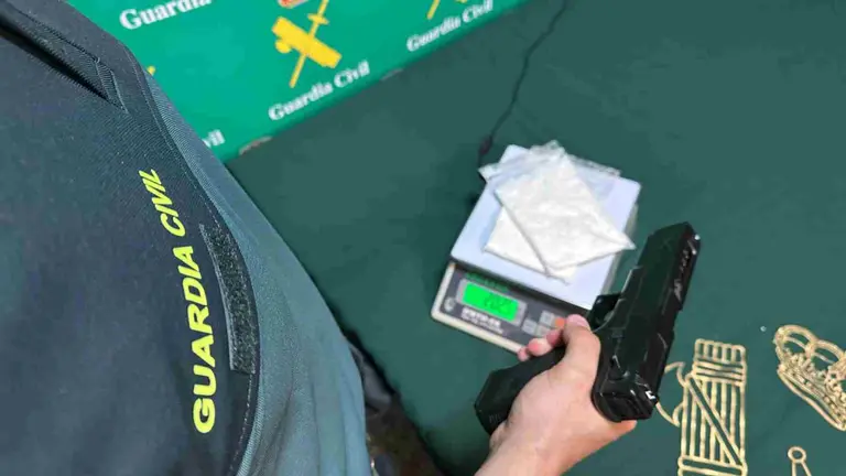 Un agente de la Guardia Civil con el arma y la droga intervenida. GUARDIA CIVIL DE NAVARRA