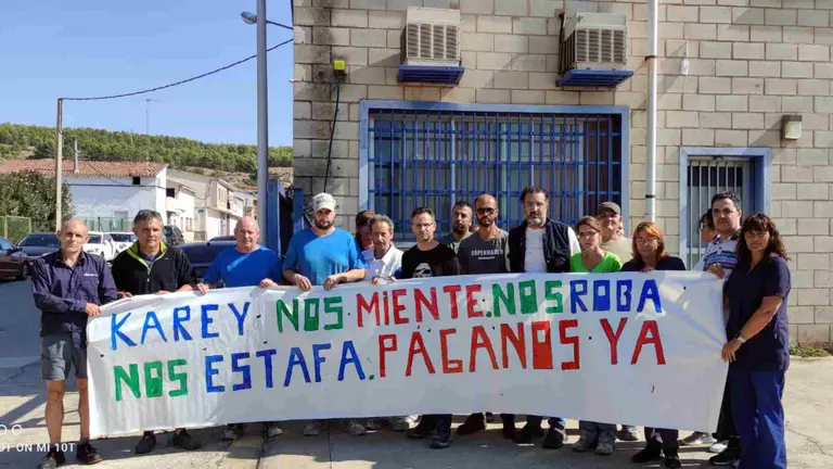 Concentracion de trabajadores de Karey Solano a las puertas de la f&aacute;brica en Lodosa. CCOO