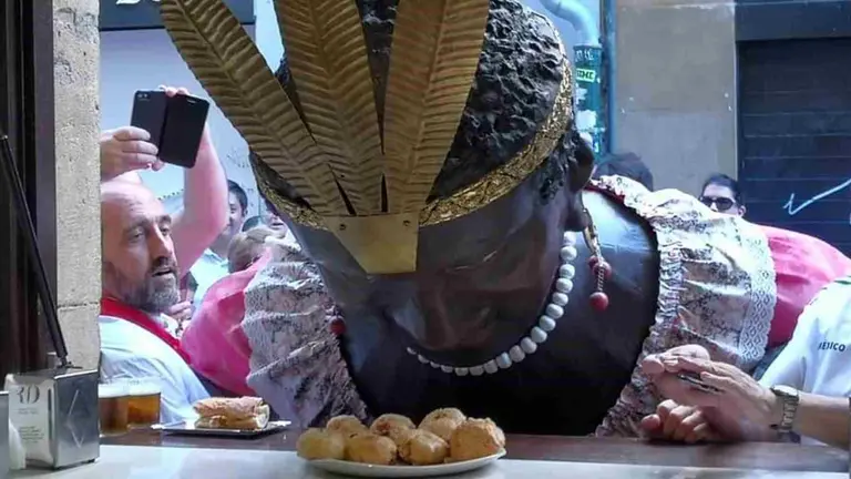 La Braulia, uno de los gigantes de Pamplona a punto de degustar uno de los famosos fritos de huevo de la Vermuter&iacute;a R&iacute;o, en la calle Sam Nicol&aacute;s, durante los pasados sanfermines. VERMUTER&Iacute;A R&Iacute;O