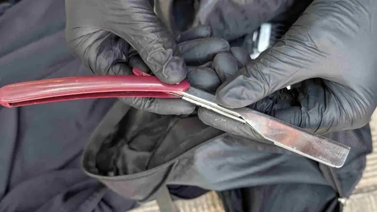 La navaja de afeitar empleada en la agresi&oacute;n. POLIC&Iacute;A FORAL