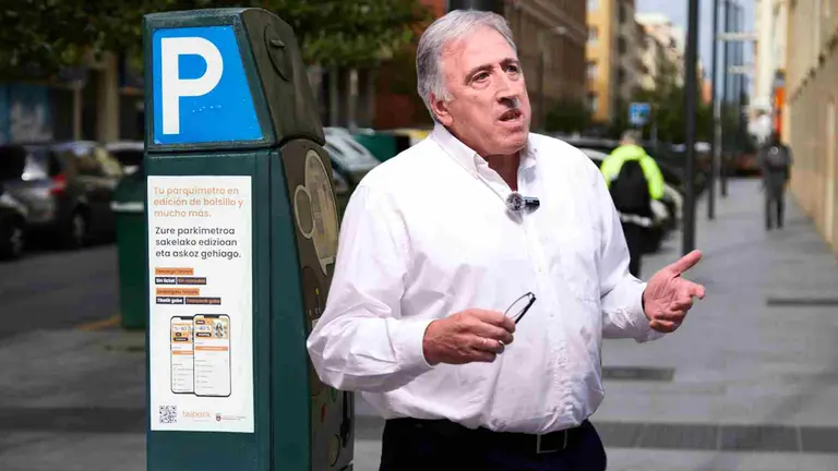 Fotomintaje de Asir&oacute;n sobre una foto de un parqu&iacute;metro de la Zona Azul de Pamplona.