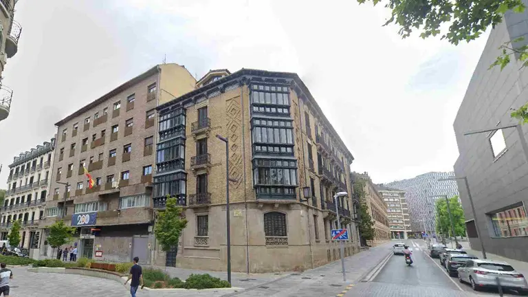 Antigua sede de la Mancomunidad de la Comarca de Pamplona, que se rehabilitar&aacute; como un hotel de 4 estrellas en la calle General Chinchilla de Pamplona. GOOGLE MAPS