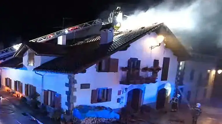 Los bomberos trabajan en el incendio de una casa en Erro. BOMBEROS DE NAVARRA