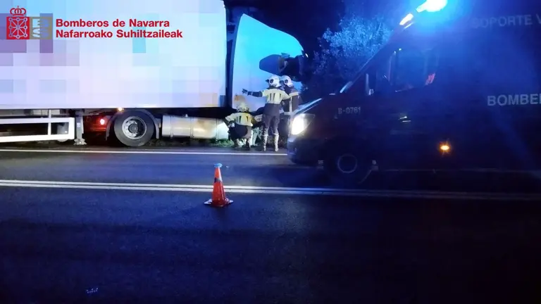 Imagen del cami&oacute;n accidentado. BOMBEROS DE NAVARRA