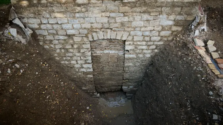 La Gerencia y la Comisi&oacute;n de Urbanismo del Ayuntamiento visitan la excavaci&oacute;n arqueol&oacute;gica en el espacio de la llamada Torre Barbazana. PABLO LASAOSA