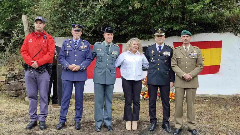 Mari&iacute;a Jos&eacute; Rama junto a representantes de las Fuerzas y Cuerpos de Seguridad del Estado en navarra durante el homenaje a su marido, asesinado por ETA hace 23 a&ntilde;os en Leiza.