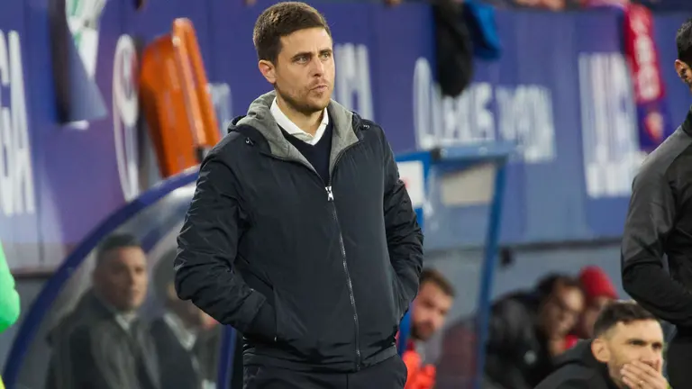 Alessio Lisci (entrenador CA Osasuna) durante el partido de La Liga EA Sports entre CA Osasuna y Elche CF disputado en el estadio de El Sadar en Pamplona. IÑIGO ALZUGARAY