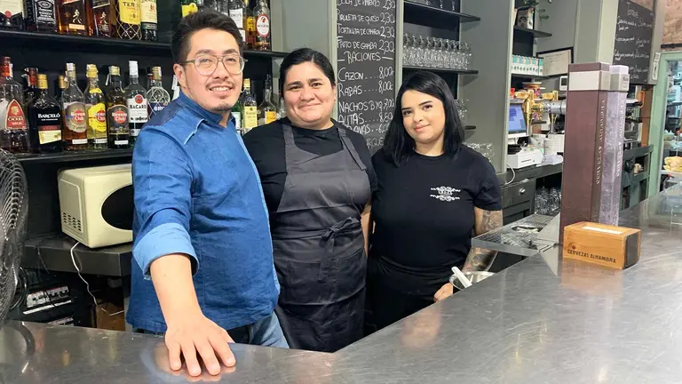 Jonathan con Katy Trujillo y Amy Guerrero en el bar restaurante Urdax de Pamplona. Navarra.com