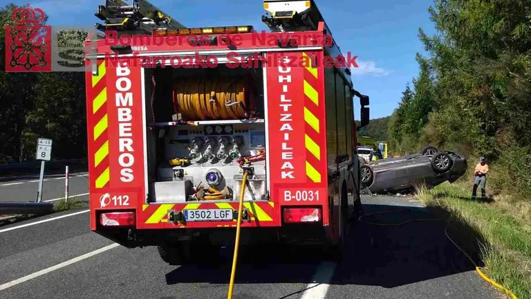 El veh&iacute;culo ha quedado boca abajo tras el siniestro. BOMBEROS DE NAVARRA