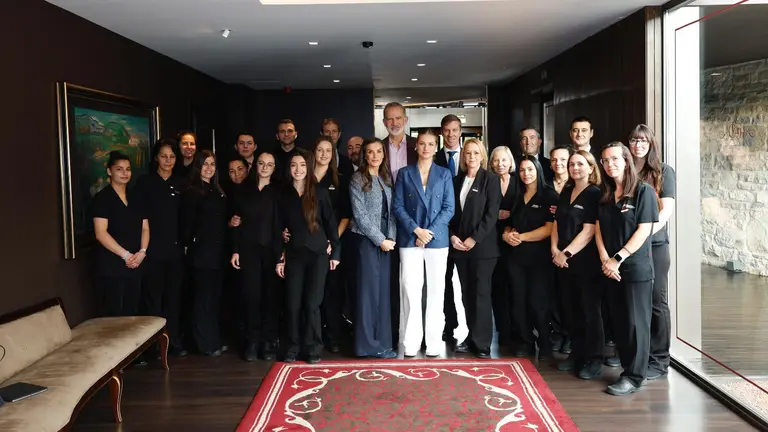Imagen de la Familia Real junto al equipo del Hotel Castillo de Gorr&aacute;iz & Spa. CEDIDA